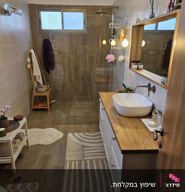 חדר אמבטיה משופץ עם כיור חדש ומקלחת מודרנית